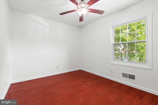 Building Photo - 8123 Kingsway Ct