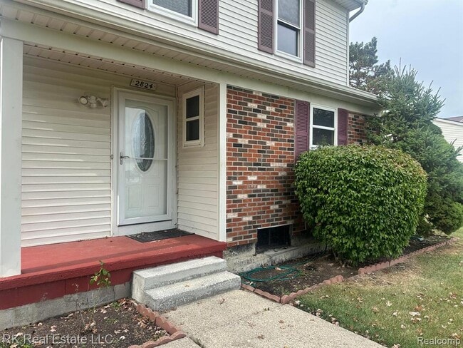 Building Photo - 2824 Roundtree Dr