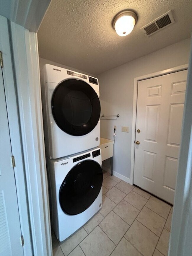 Building Photo - 117 Croghan Way