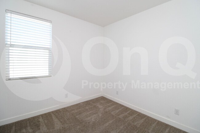 Building Photo - 624 E Vail Ln