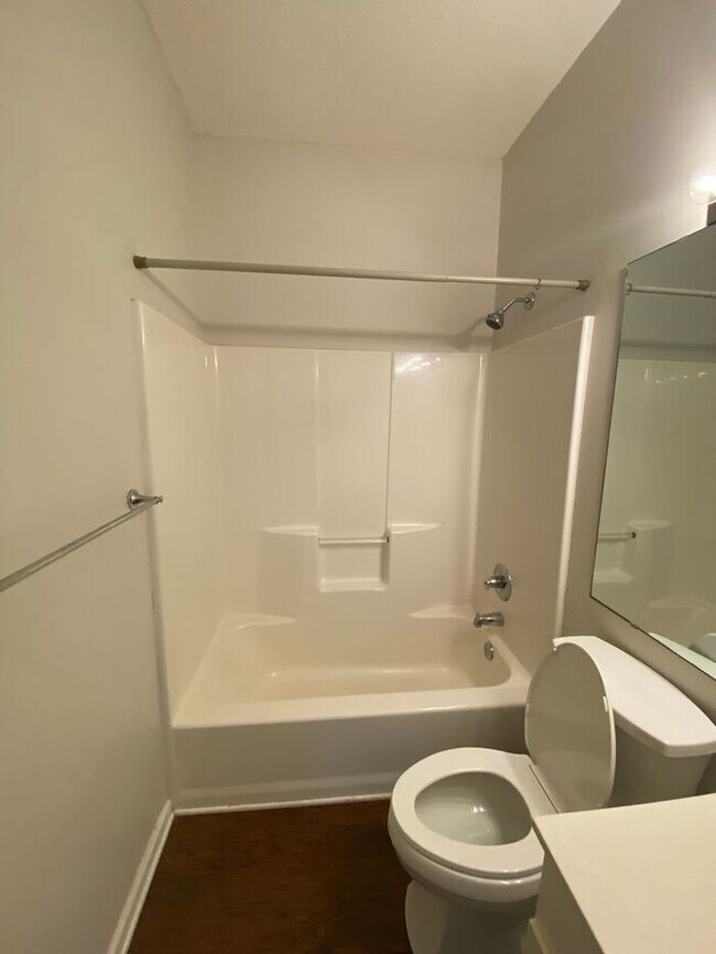 Building Photo - 3 miles to Wrightsville Beach! 1 Block fro...