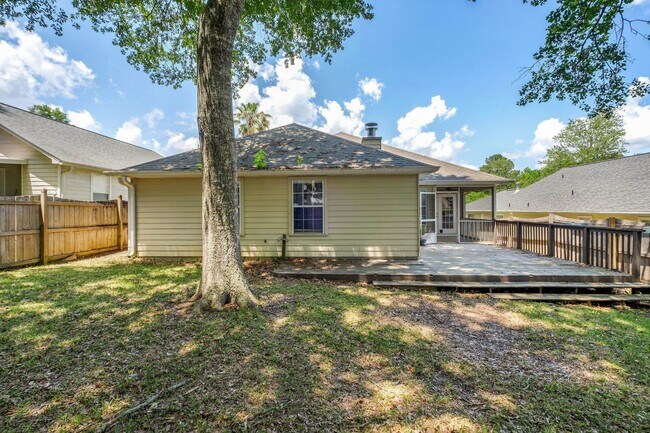 Building Photo - 2025 Ascot Way