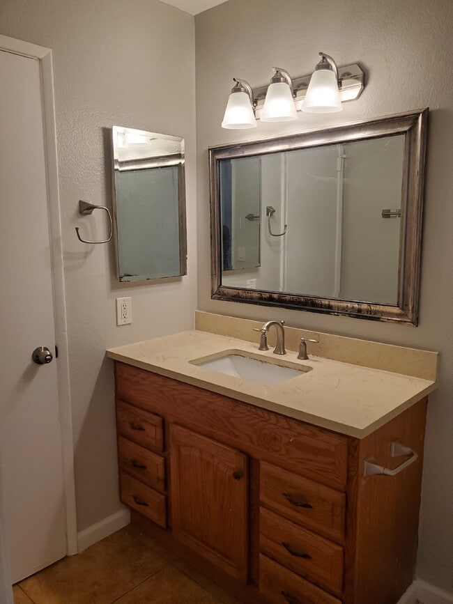 Building Photo - Coming Soon: Charming 2-Bed, 1-Bath Apartment!