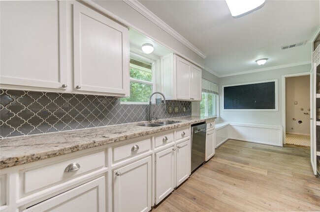 Building Photo - 5019 Oak Forest Dr