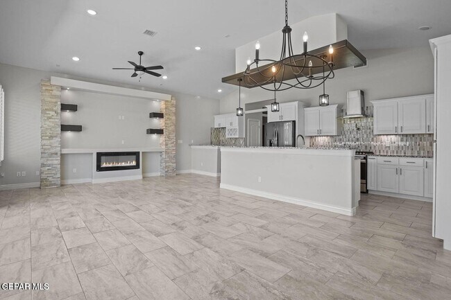 Building Photo - 12344 Desert Hawk Ave