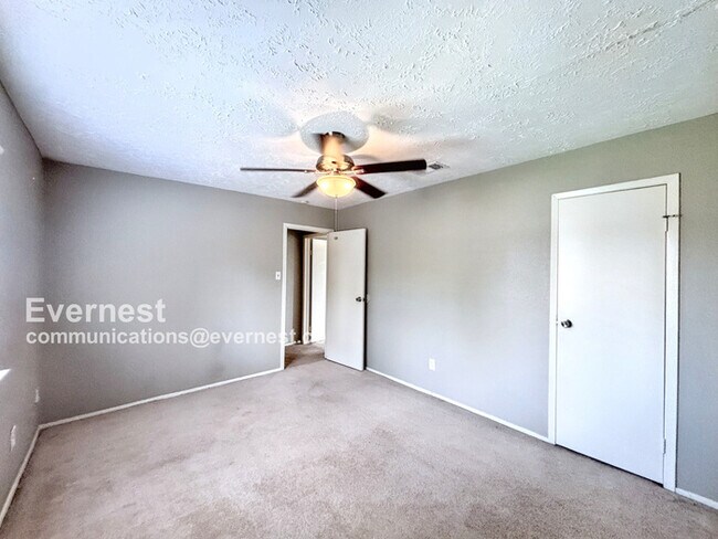 Building Photo - Stunning 3 Bed, 2.5 Bath Home with Modern ...