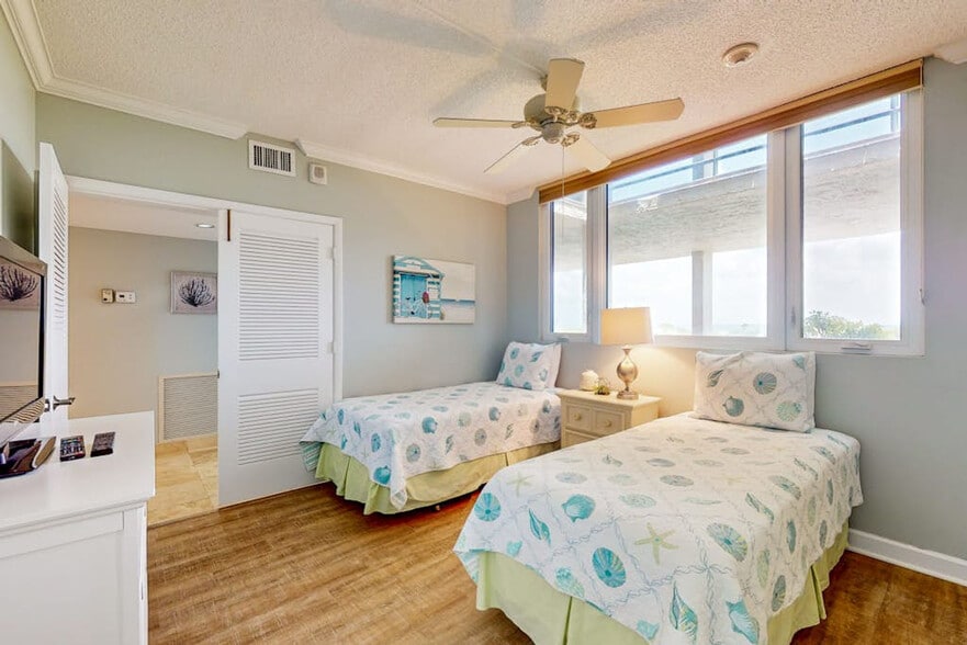Building Photo - 1145 Gulf of Mexico Dr