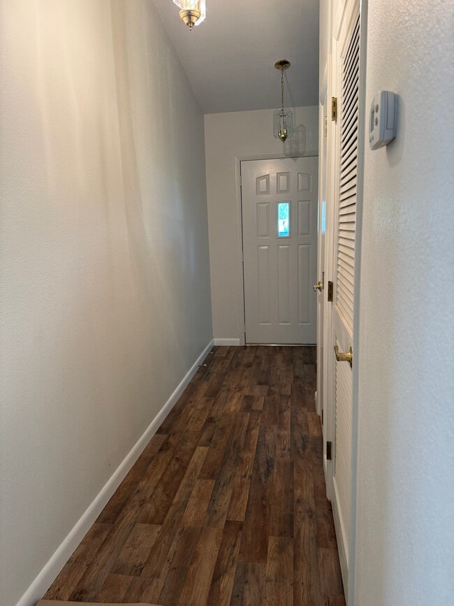 Building Photo - 2220 Jackson Heights Dr