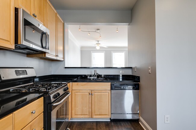 Building Photo - 3 Bedroom Townhome in Oregon Hill!