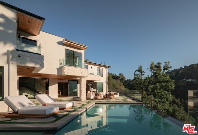 Building Photo - 2608 Zorada Dr