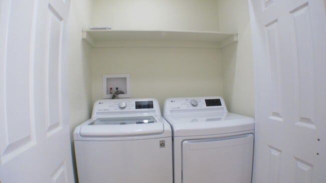 Building Photo - Garden 1.5-Bed/1-Bth Renovated Bed (1+ Off...