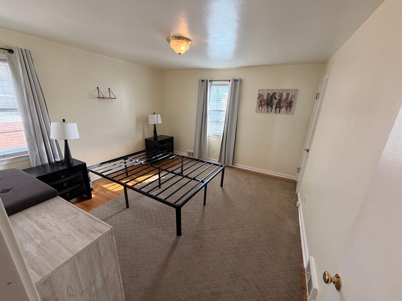 Building Photo - 13582 Cedar Rd