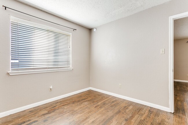 Building Photo - 3009 Hilltop Dr