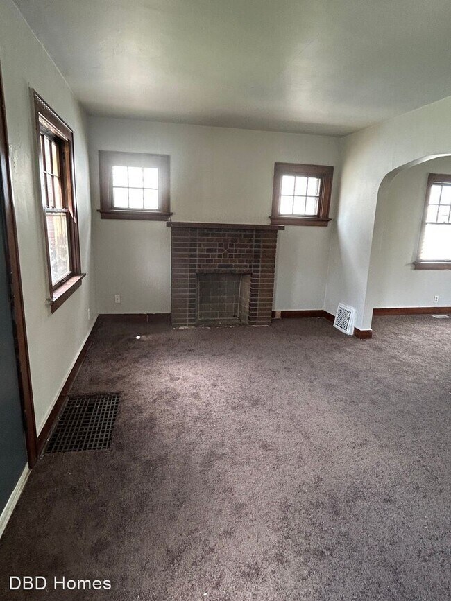 Building Photo - 3 br, 1.5 bath House - 2905 Central Dr