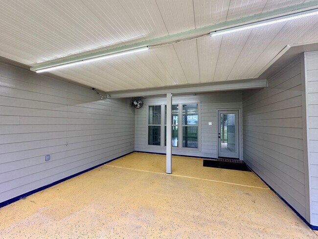 Building Photo - 43283 Pond View Dr