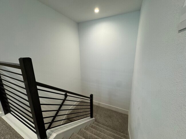 Building Photo - 3002 Skyline Mesa Dr