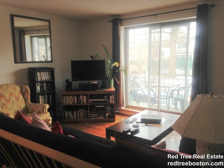 Building Photo - 804 Centre St