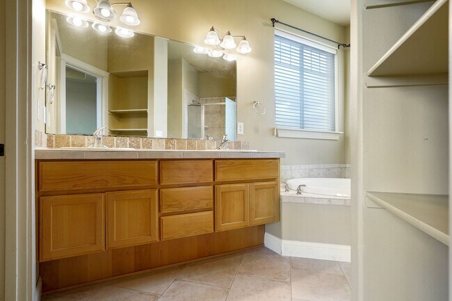 Building Photo - Spacious 4 bed, 3 bath home with sprawling...