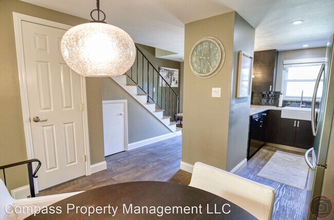 Building Photo - 2 br, 1.5 bath House - 713 W. Venice Ave.