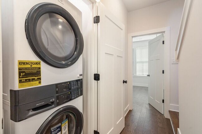 Building Photo - Townhome in West Charlotte