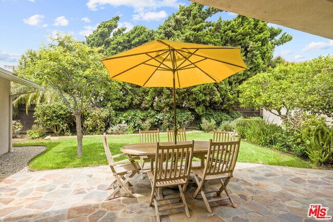 Building Photo - 907 Las Pulgas Rd