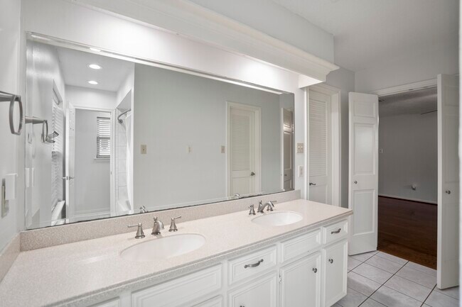 Building Photo - 16611 Brenton Oaks Dr