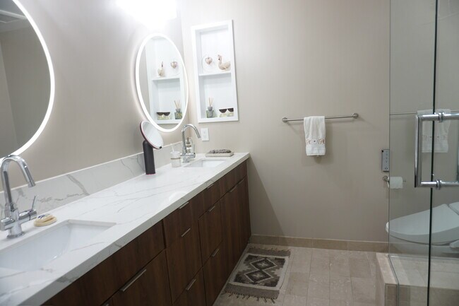 Master bathroom - 631 Folsom St