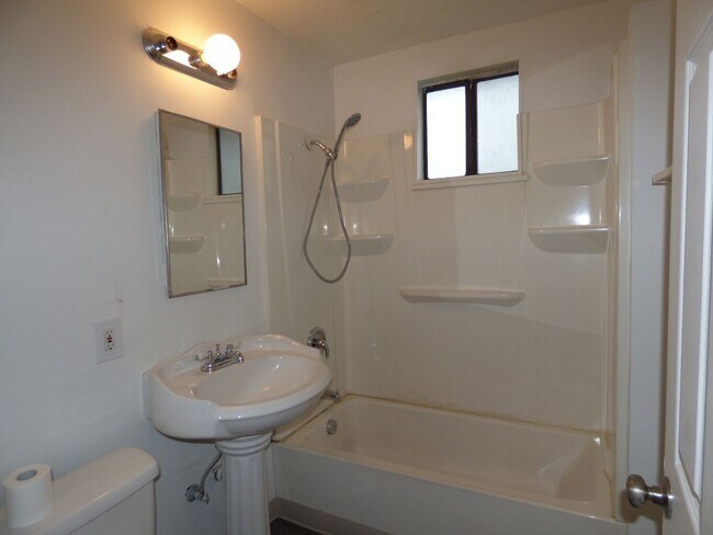 Building Photo - 4772/4776/4782 Sunnyview Rd NE Salem, OR 97305