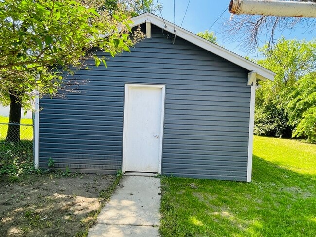 Building Photo - 3 bedroom house - Pet Friendly, Garage, Fenced Yard