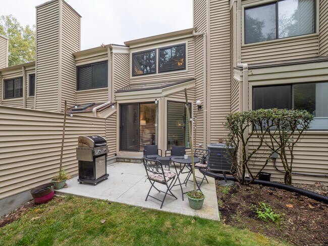 Building Photo - 10 Idlewood