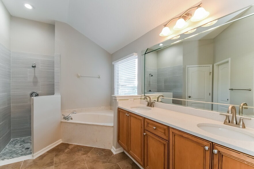 Building Photo - 9202 Redtail Dr