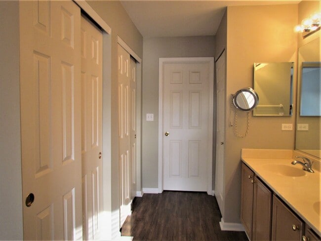 Building Photo - 1542 E Chivalry Ct