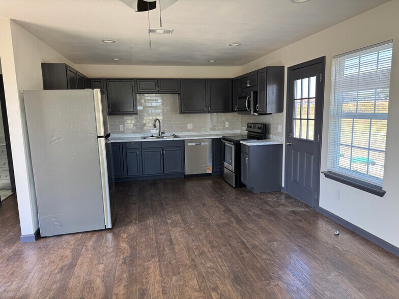 Building Photo - 6474 Rock Ridge Dr