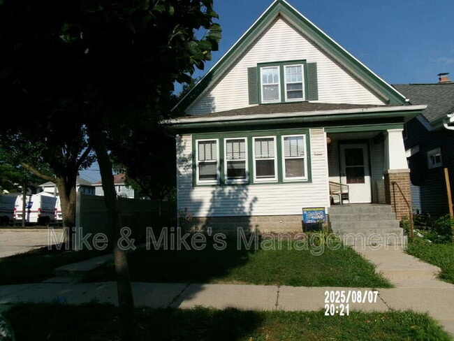 Building Photo - 1323 S 74th St
