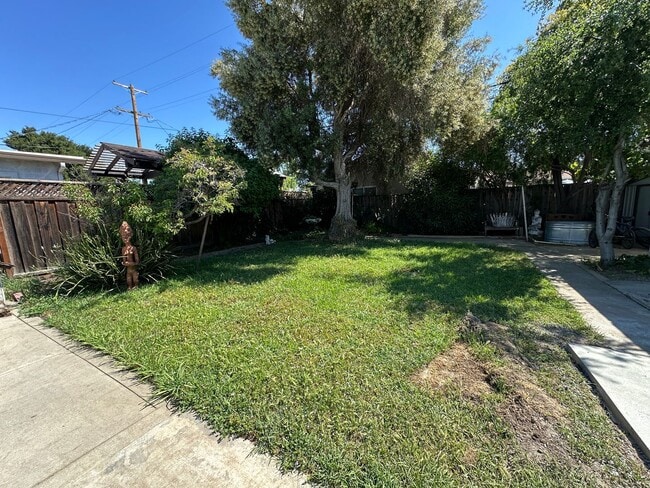 Building Photo - Single family 2 bedroom 1 bath, yard