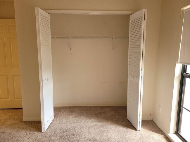 Building Photo - 3/2/2 Annual Rental available with lawn care included!!