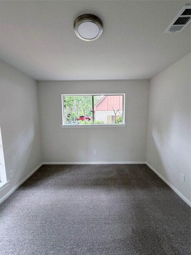 Building Photo - 2102 Lake Creek Dr