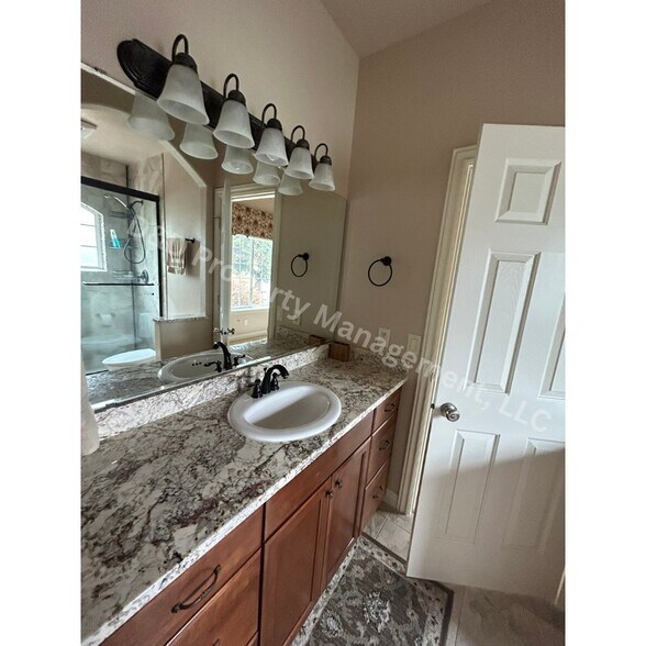 Building Photo - 568 Mahard Dr