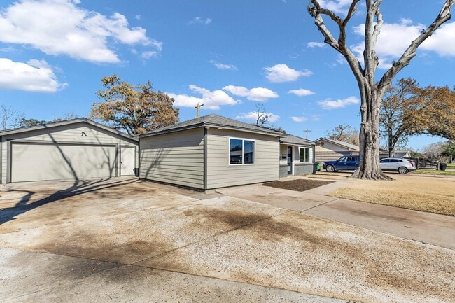 Building Photo - 6014 W 43rd St