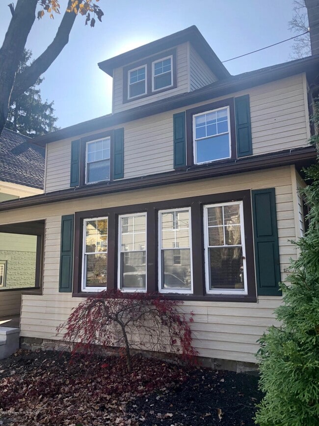 Building Photo - 504 School St