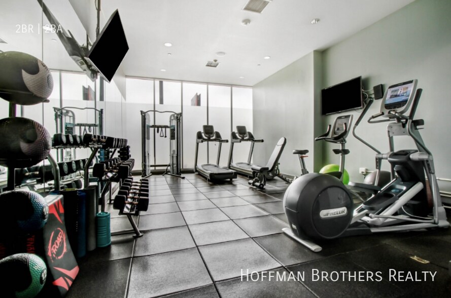 Building Photo - 1168 S Barrington Ave