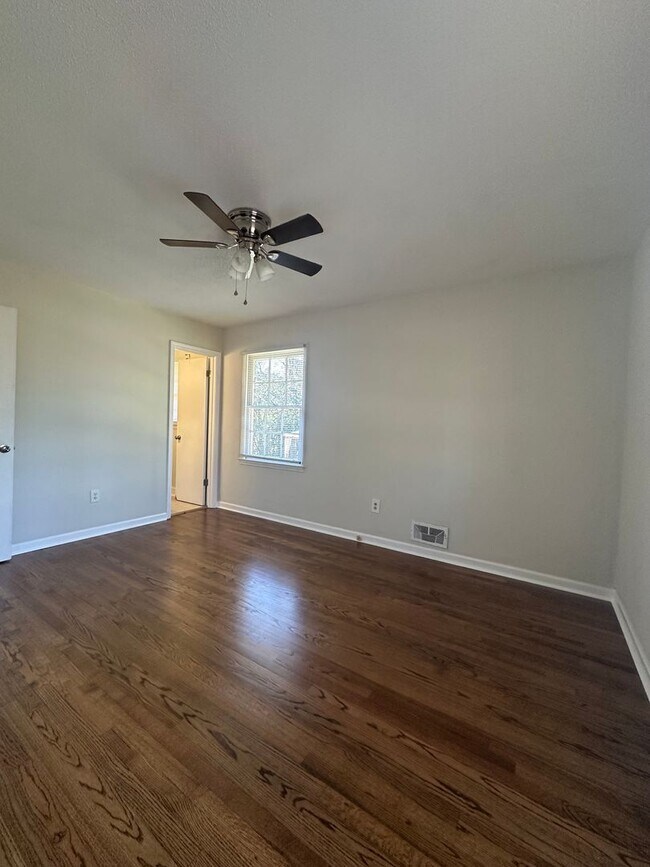 Building Photo - 3 bedroom home near Wire Park