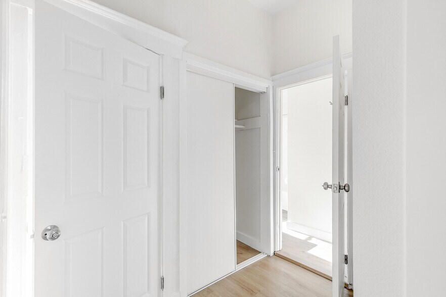 Building Photo - 1618 E Vernon Ave