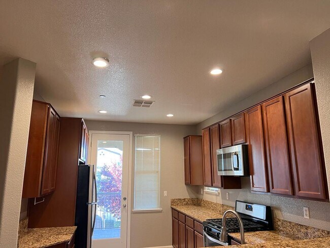 Building Photo - 427 Anchor Ln