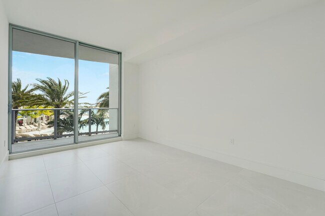 Building Photo - 220 Lake Shore Dr