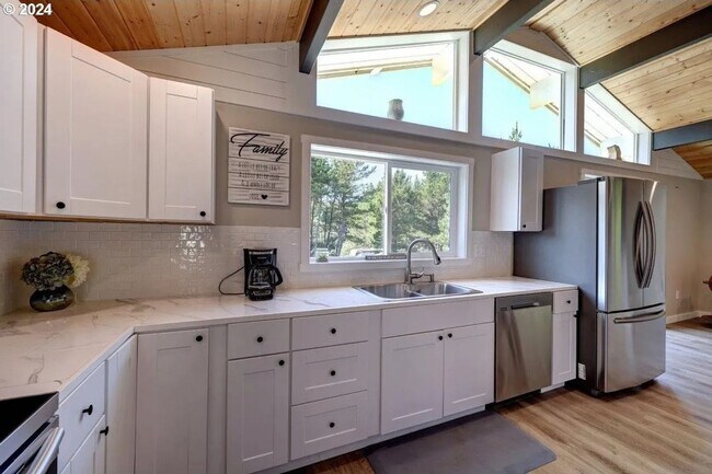 Building Photo - Ocean Park 2 Bedroom Home - Property is Av...