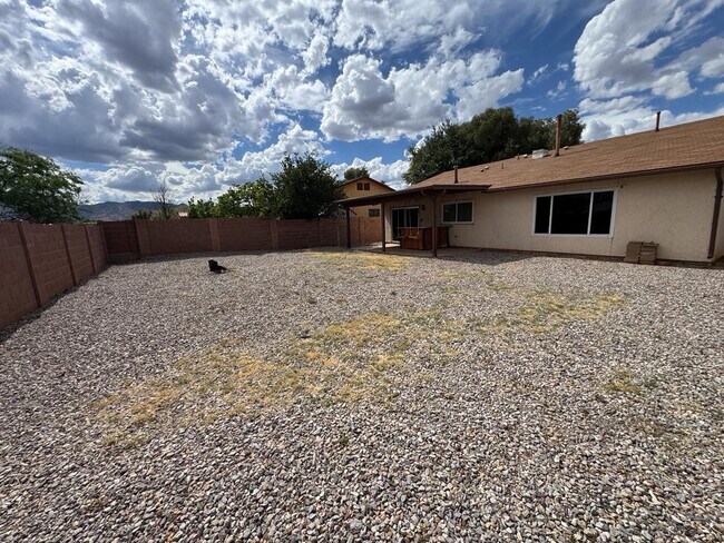 Building Photo - 1016 E Cottonwood Dr