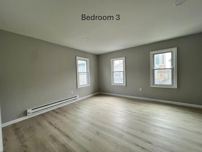 Building Photo - 21 S Spray Ave