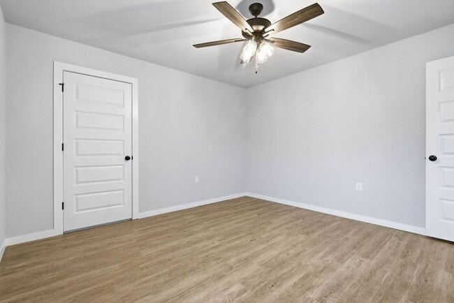 Building Photo - Move In Special! Lawn Care Included! Fully Remodeled 2/1/1