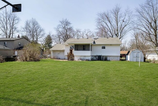 Building Photo - 3 Bedroom Home With Spacious Fenced Yard i...
